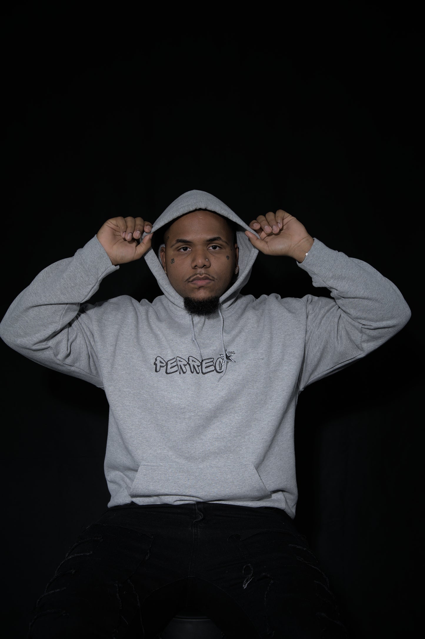 Sudadera con capucha gris