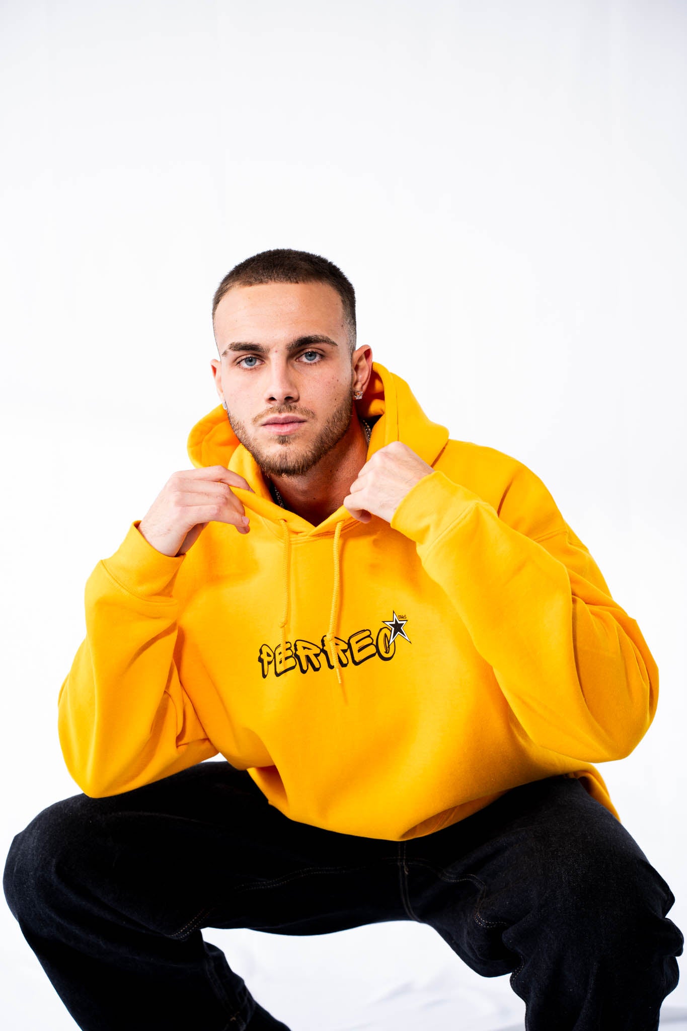 Sudadera con capucha amarilla